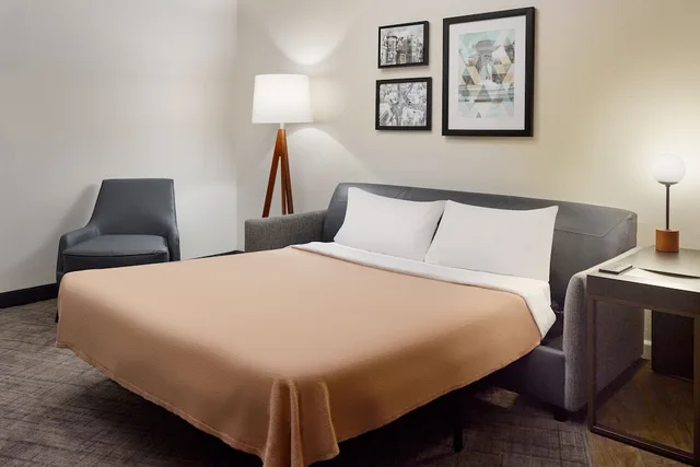 جناح بسرير كوين بغرفة نوم واحدة مع أريكة، Residence Inn by Marriott Washington, DC Downtown 2/4