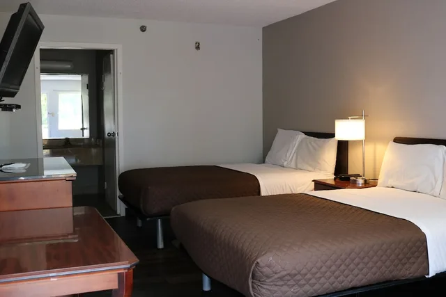 غرفة قياسية بسريرين مزدوجين، Rodeway Inn Brooklawn, NJ 2/6