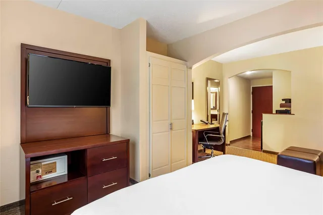 غرفة بسرير كينج لذوي الإعاقة، Comfort Suites State College near Penn State 3/7