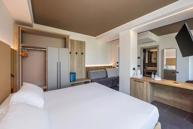 غرفة سوبيريور كبيرة بسريرين منفصلين بشرفة مع أريكة، Hotel Garda 1/10