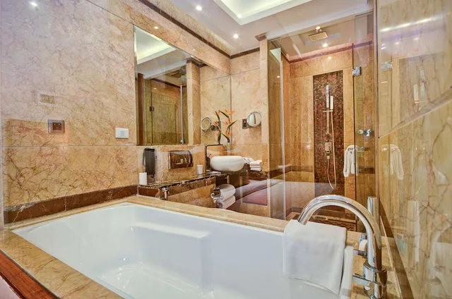 غرفة بزنس بسرير كينج، Radisson Blu Hotel Kaushambi Delhi Ncr 8/9