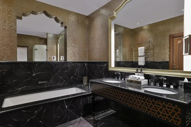جناح بسرير كينج بإطلالة على البحر بغرفة نوم واحدة، Waldorf Astoria Ras Al Khaimah Hotel 3/8