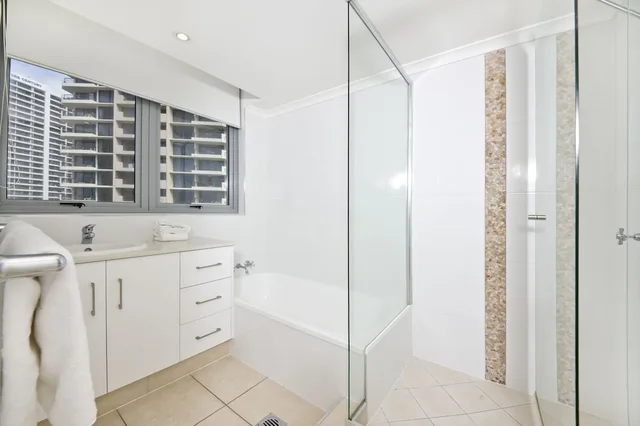 2 Bedrooms, Apartment, Queen and Twin Beds, Ocean Front, Kitchen، Berkeley on the Beach 6/6