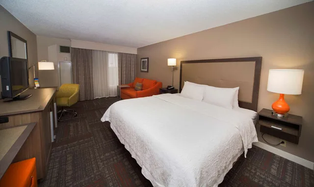 Study, King Bed, Sofa, Hampton Inn and Suites Valdosta Conference Center 1/3