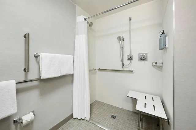 غرفة بسريرين مزدوجين بإطلالة على الفناء، Courtyard by Marriott Mahwah 3/3