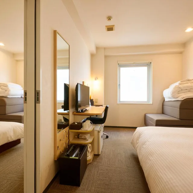 غرفة متصلة بسرير مزدوج مع أريكة، Smile Hotel Kyoto Karasuma Gojo 2/3