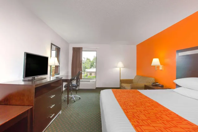 Room, King Bed, Howard Johnson By Wyndham Beckley 1/2