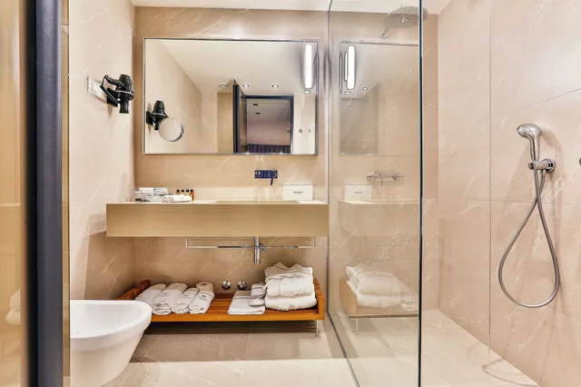 غرفة عائلية رباعية بسرير كينج بإطلالة على البحر مع أريكة، Hotel Kalos 3/5