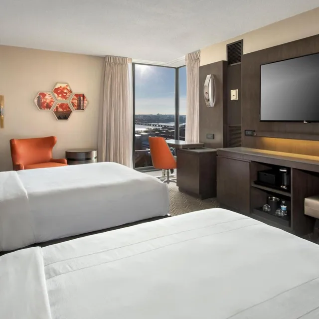 غرفة بسريرين مزدوجين مع دخول صالة النادي، Boston Marriott Cambridge 1/3