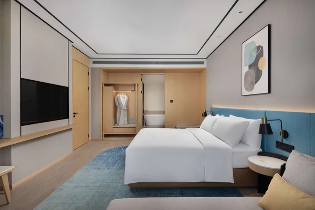 غرفة ديلوكس بسرير كينج بغرفة نوم واحدة مع أريكة، Hilton Garden Inn Rizhao High Tech Zone 2/4