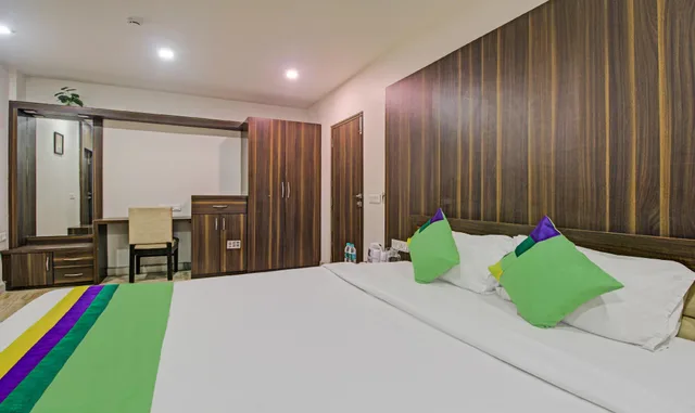 Deluxe, King Bed, Treebo Sreemaa 1/1