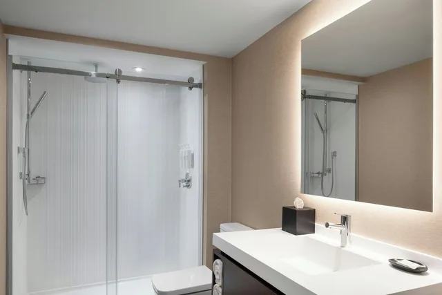 جناح بسرير كينج بشرفة بغرفة نوم واحدة مع أريكة، AC Hotel Old Montreal 2/4