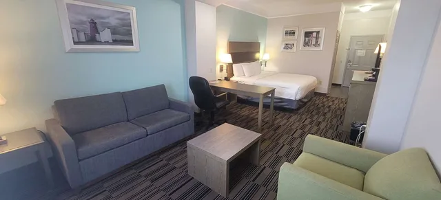 غرفة بسرير كينج مع أريكة بحوض استحمام لذوي الإعاقة، Kemah Edgewater Hotel, SureStay Collection by Best Western 1/1