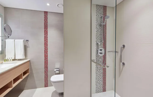 غرفة متصلة عائلية بسرير كينج وسريرين منفصلين، Hilton Garden Inn Muscat Al Khuwair 3/8