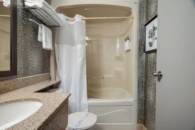 جناح حصري بسرير كوين بحوض جاكوزي، Monte Carlo Inn Toronto West Suites 6/6