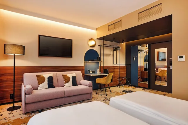 غرفة بريميوم بسريرين منفصلين مع أريكة، D8 Hotel 3/6