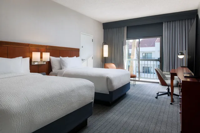 استوديو بسريرين كوين لذوي الإعاقة، Courtyard Phoenix North 1/5