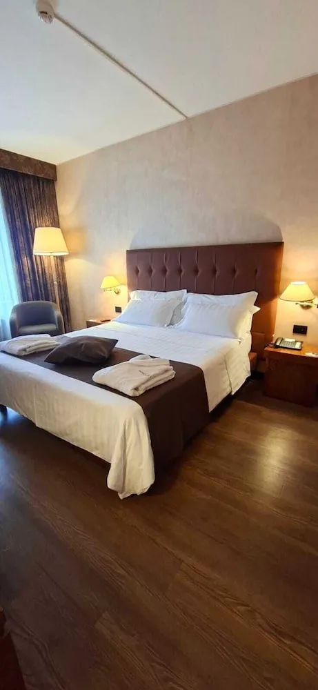 جناح جونيور بسرير كوين، HOTEL DE LA VILLE AVELLINO 4/10