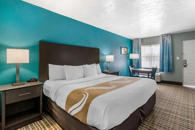 Room, King Bed, Accessible, Quality Inn Bradenton North I-75 2/8