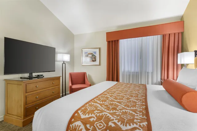 Suite, King Bed, Town View, Living Area, Annex, Best Western Plus Arroyo Roble Hotel & Creekside Villas 3/5