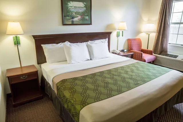 غرفة بسرير كينج للمدخنين، Econo Lodge Crystal Coast 2/2