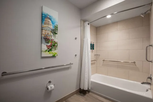غرفة بسريرين كوين بحوض استحمام لذوي الإعاقة، Doubletree Sacrament 1/1