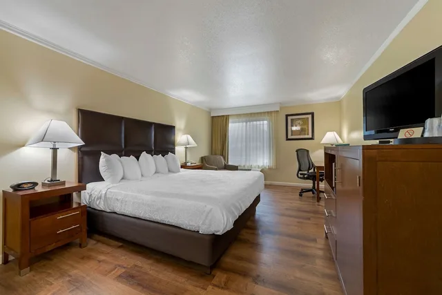 غرفة قياسية بسرير كينج بحوض جاكوزي، Best Western Plus Northwoods Inn 5/10