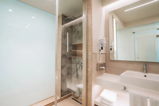 Comfort, Deluxe, King Bed, Reef Oasis Beach Resort 8/10