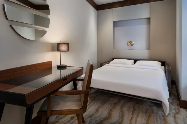 غرفة بريميوم بسرير كينج مع أريكة، Sheraton Istanbul City Center 5/10