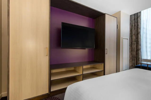 جناح بسرير كينج مع أريكة، The Chicago Hotel Collection Magnificent Mile Hotel and Suites 2/3