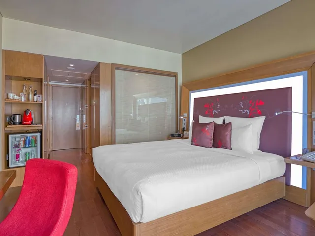 غرفة بريميير بسرير كينج، Novotel Bengaluru Outer Ring Road (ex Novotel Bengaluru Techpark) 6/10