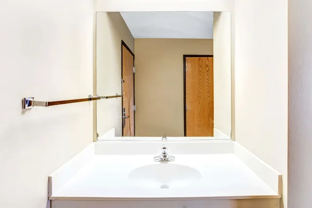 غرفة بسرير كوين بجاكوزي، McHenry Inn 6/6