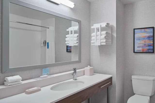 جناح بسريرين كوين مع أريكة، Hampton Inn Suites Saratoga Springs Downtown 2/2