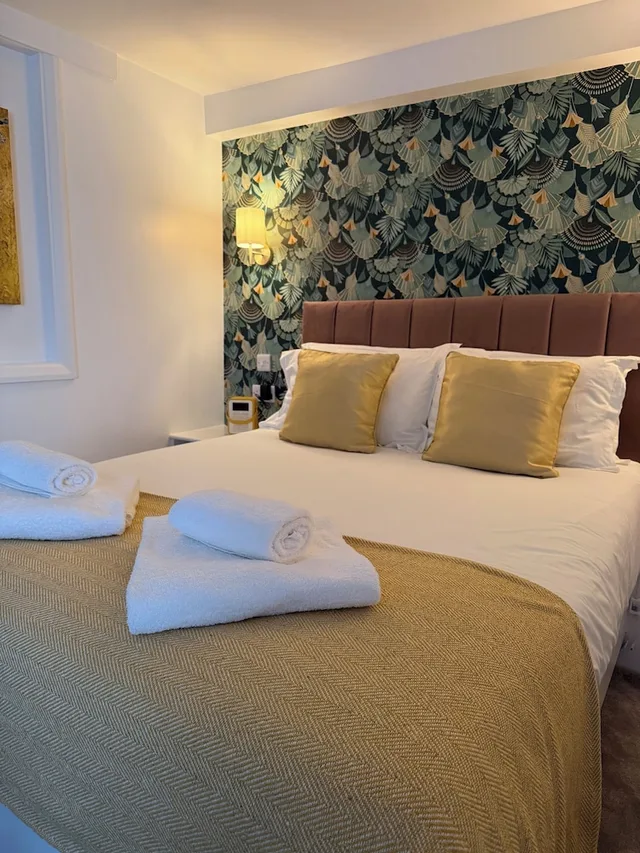 Luxury, Studio, Suite, Queen Bed, The White House 3/6