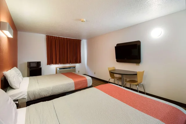Room, Quadruple, 2 Double Beds, Motel6 Davenport, IA 2/4