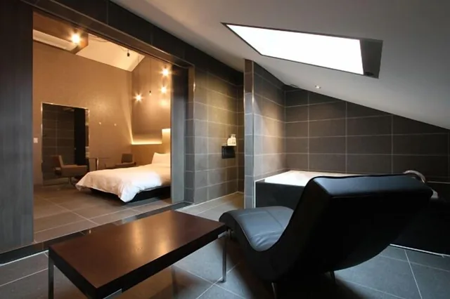 جناح بسرير كوين، Valentine Hotel 2/3
