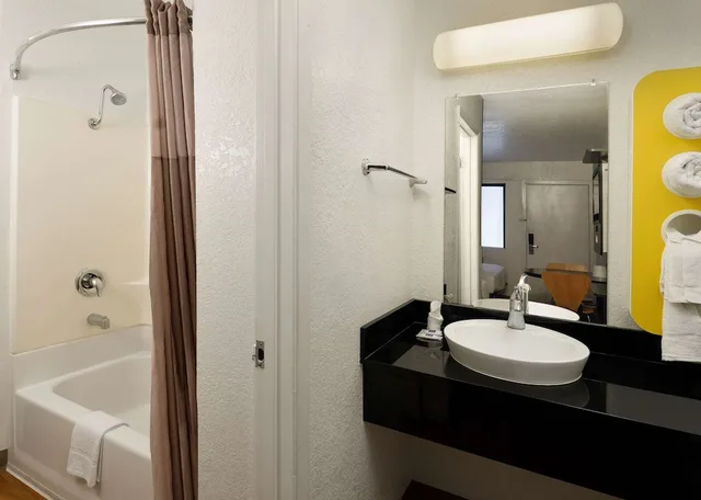 غرفة قياسية بسرير مزدوج، Motel6 Camarillo, CA 7/10