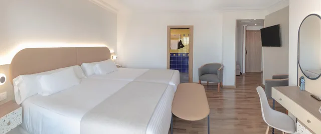 غرفة ديلوكس بإطلالة على المدينة بشرفة، Hotel RH Victoria and Spa 1/4