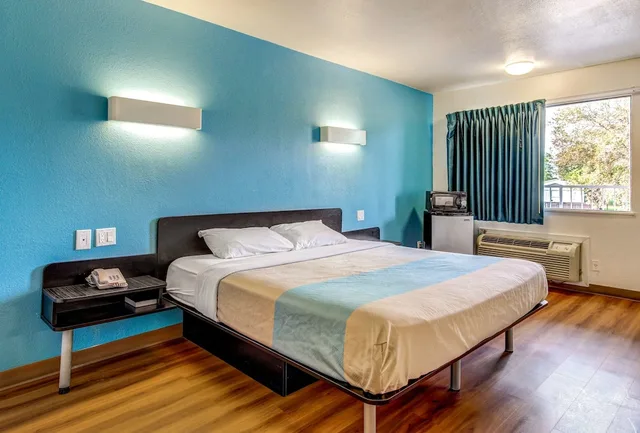غرفة قياسية بسرير كينج، Motel6 Waco, TX - Lacy Lakeview 5/10