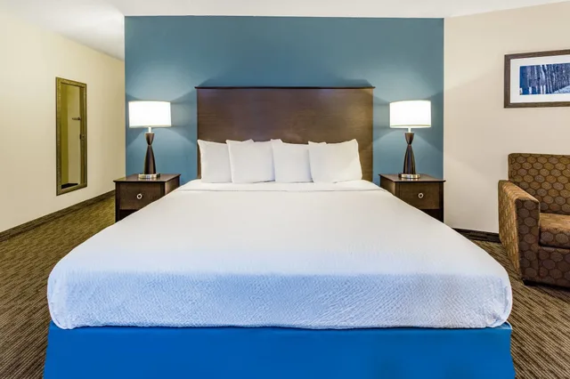 جناح بسرير كينج بغرفة نوم واحدة، Americinn By Wyndham Hotel And Suites Long Lake 1/3