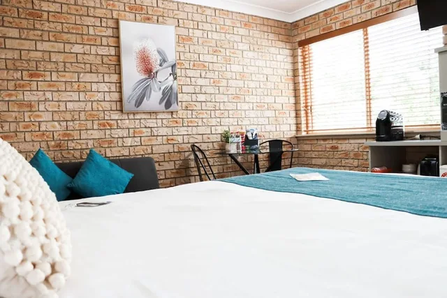 Deluxe, Queen Bed, Pet Friendly, Kennedy Drive Airport Motel 1/3