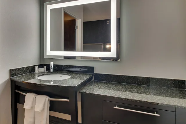 جناح بسرير كينج مع أريكة، SpringHill Suites Birmingham Downtown at UAB 6/6