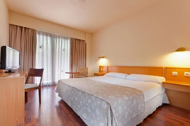 غرفة قياسية ثلاثية، Senator Barajas Hotel 1/2
