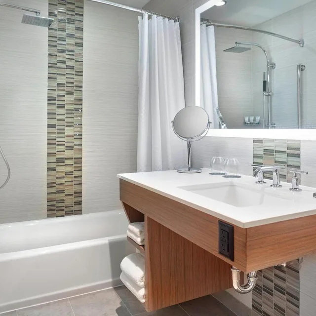 غرفة تقليدية بسرير كينج وسريرين كوين، The Westin Calgary Airport 8/10