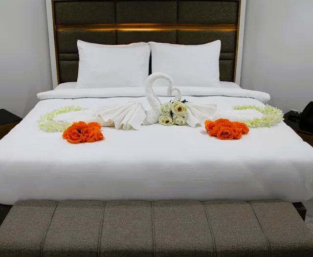 Family Suite, King and Twin Beds, Plaza Athenee Hotel 10/10