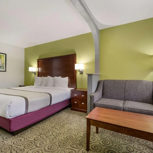 غرفة بسرير كينج للمدخنين، Surestay Hotel By Best Western Deer Park 7/10