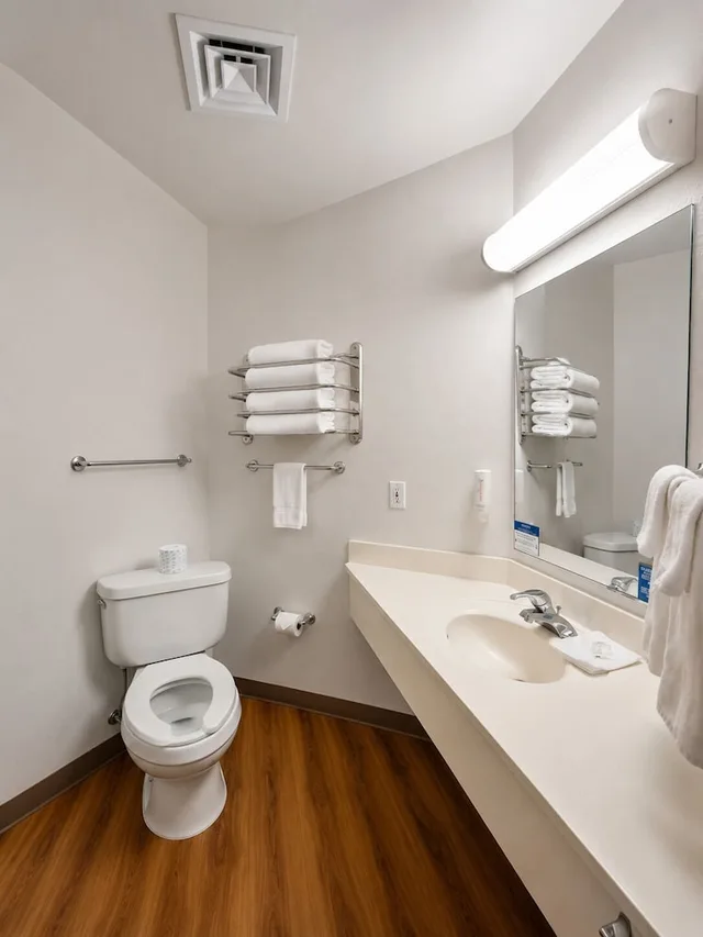 غرفة بسرير كوين لذوي الإعاقة، Econo Lodge Menomonie WI 8/10