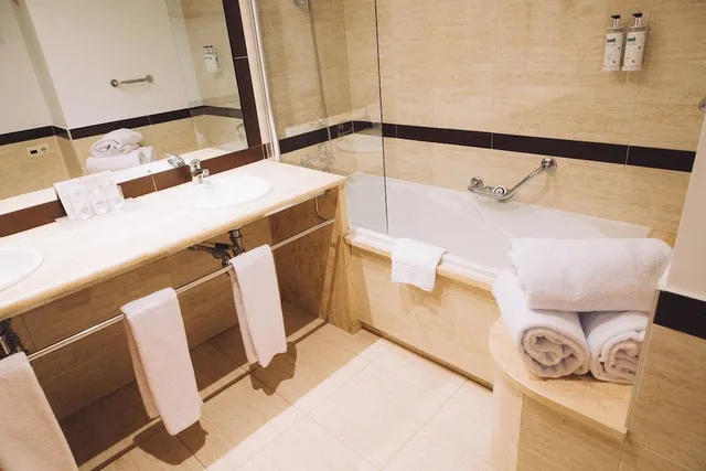 غرفة رومانسية ديلوكس بسريرين منفصلين بشرفة، Hotel Bonalba Alicante 5/7