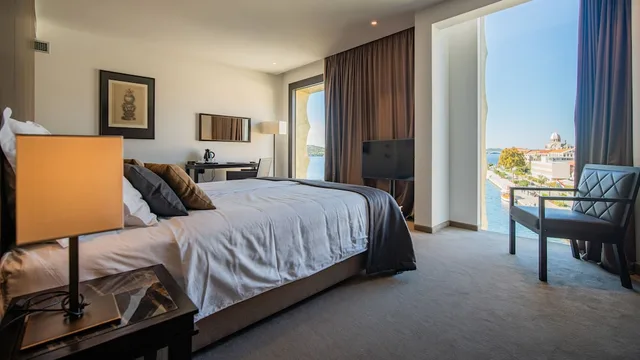غرفة ديلوكس بسرير كينج بإطلالة على البحر، Hotel Bellevue-Superior City Hotel 2/6