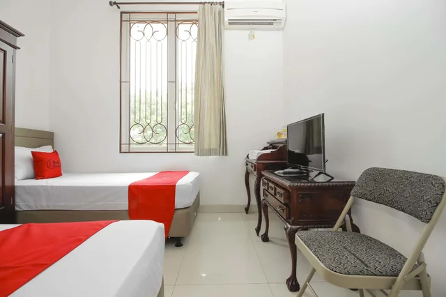 غرفة بسريرين منفصلين، Reddoorz Permata Sari Karawaci 3/6